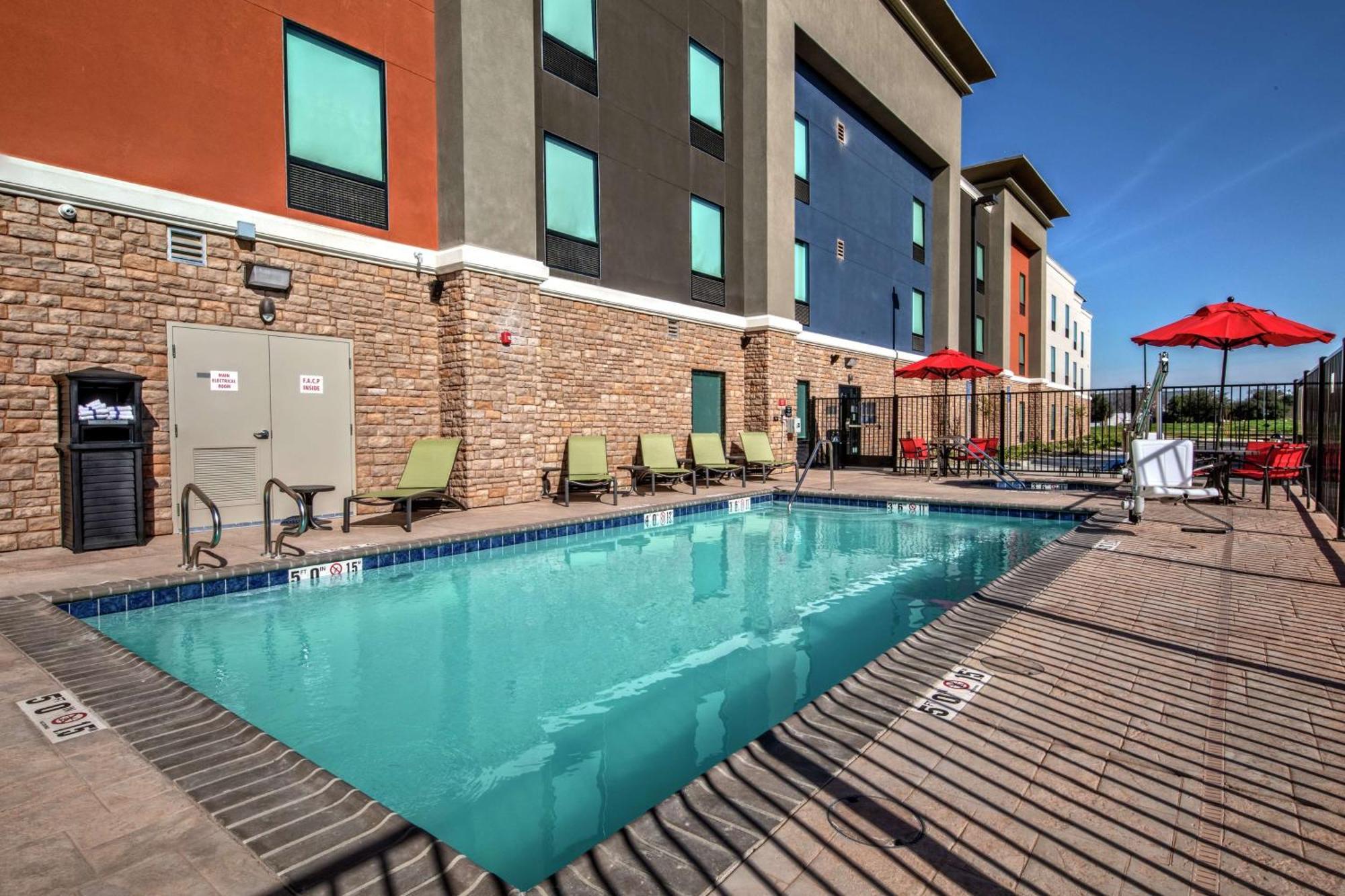 Hampton Inn Fresno Airport Екстер'єр фото
