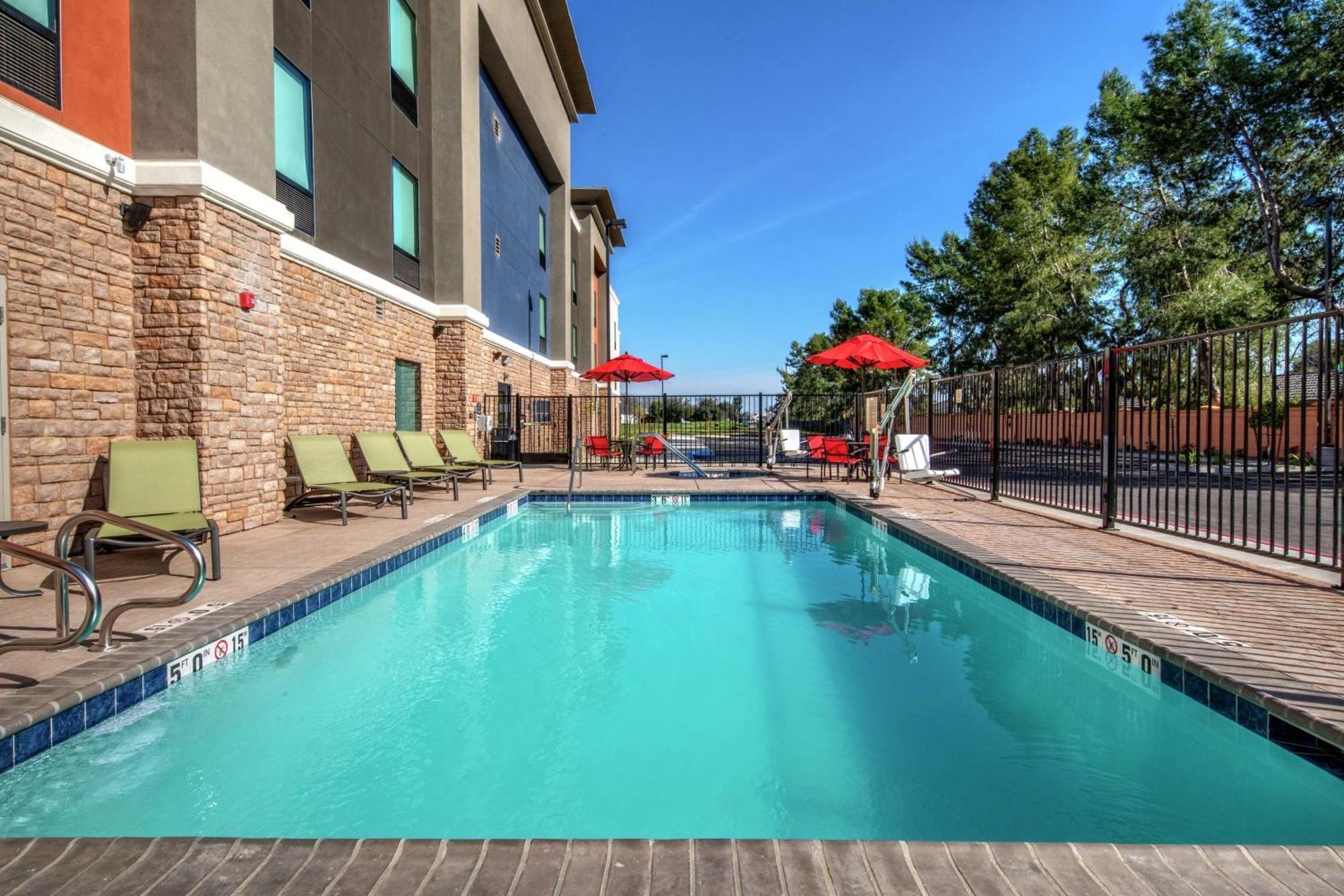 Hampton Inn Fresno Airport Екстер'єр фото