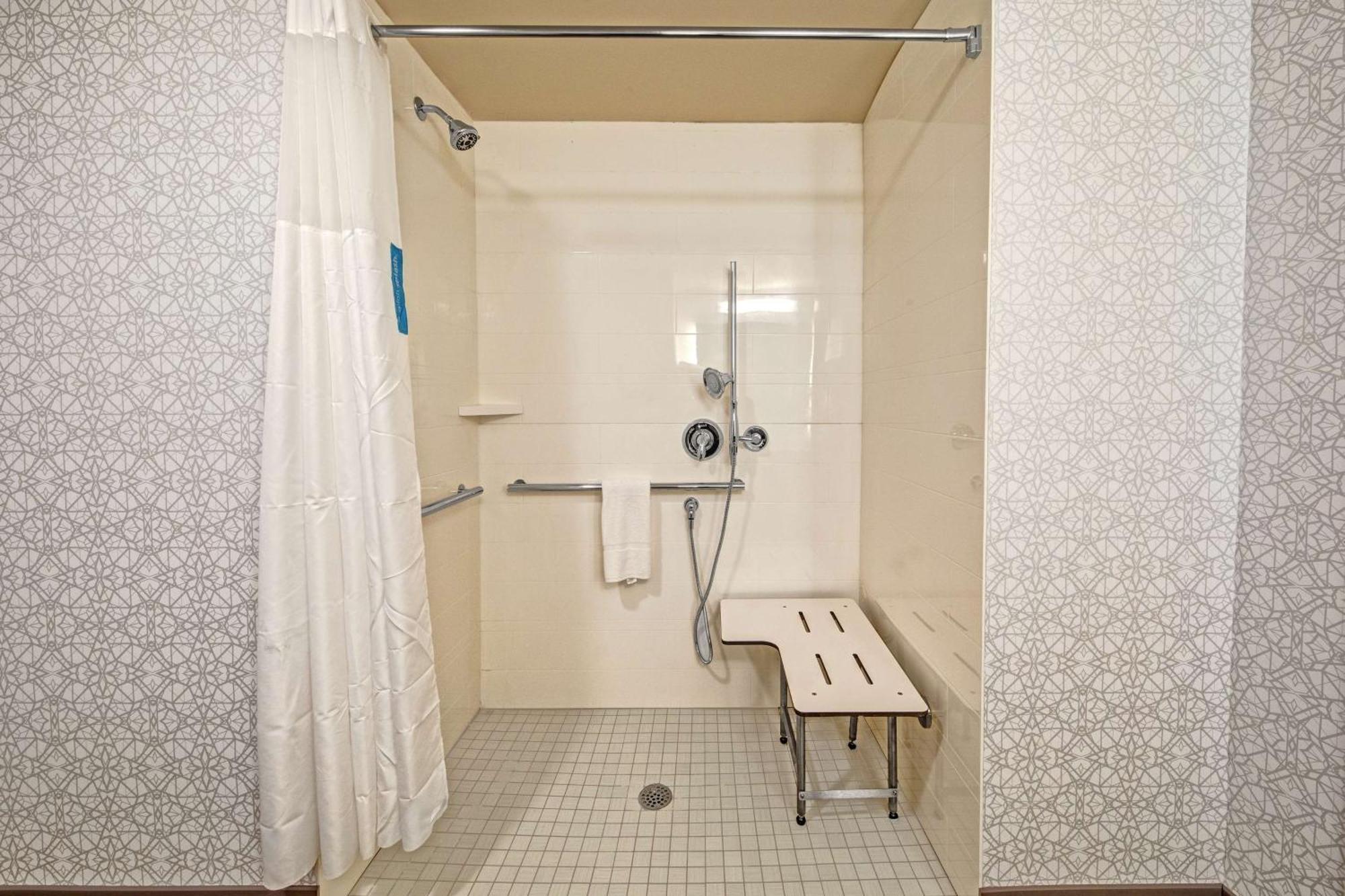 Hampton Inn Fresno Airport Екстер'єр фото